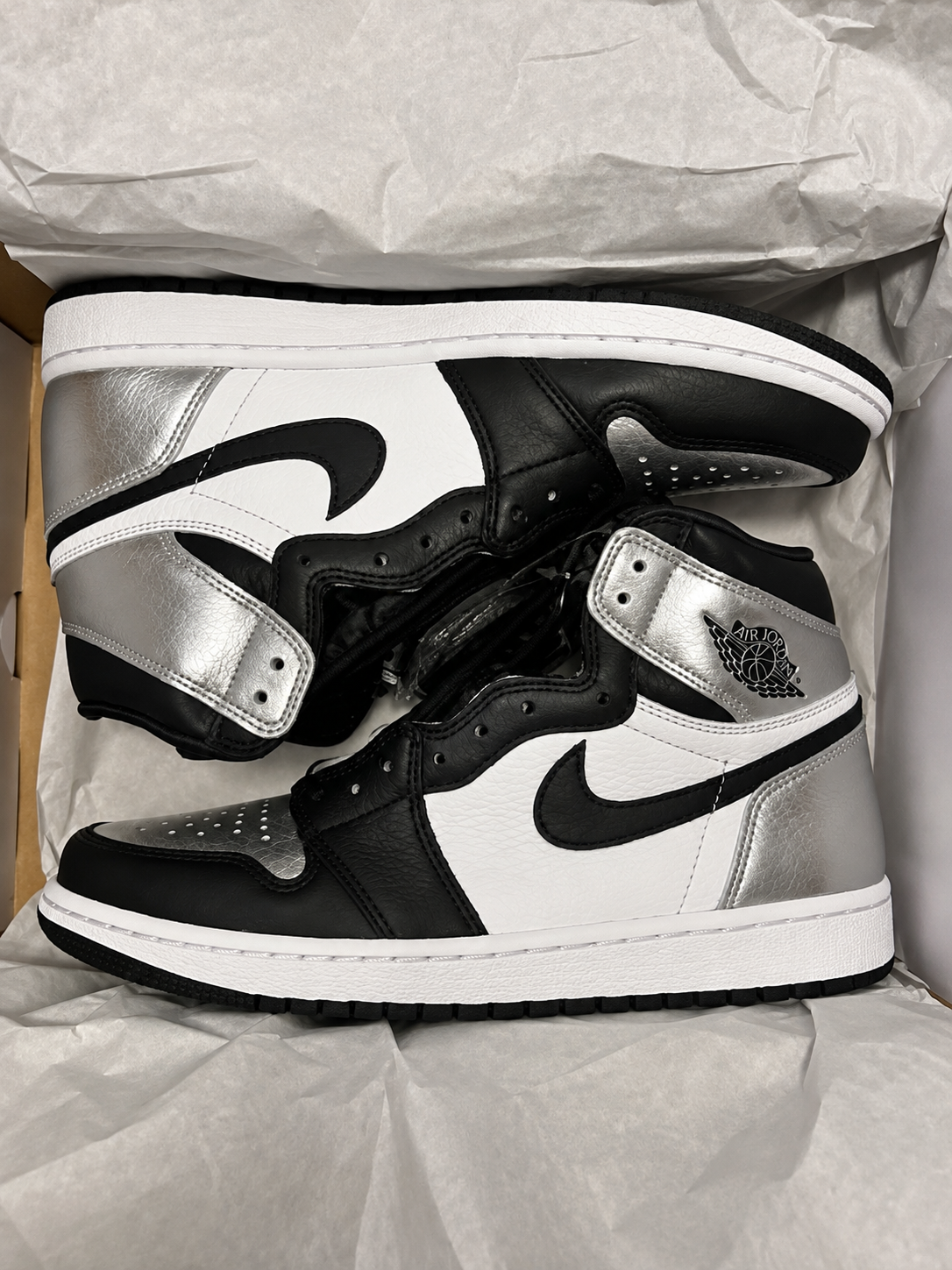 Air Jordan 1 Retro High OG “Silver Toe”